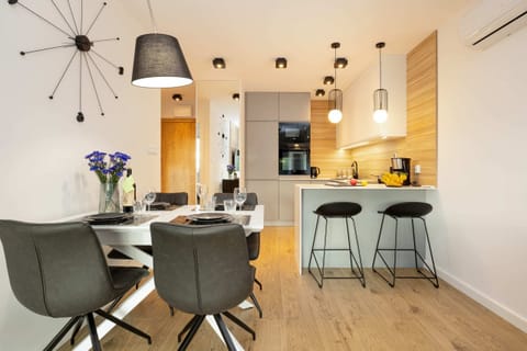 A harmonious space in which the combination of dining table and kitchenette can be seen.