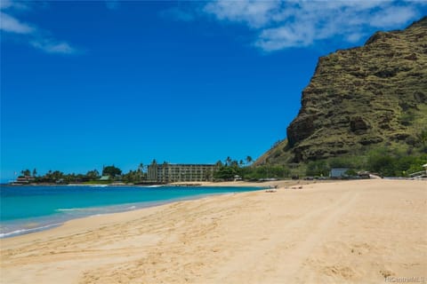 Beach nearby, sun loungers, beach towels