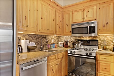 Full kitchen with new cookware, appliances and more!