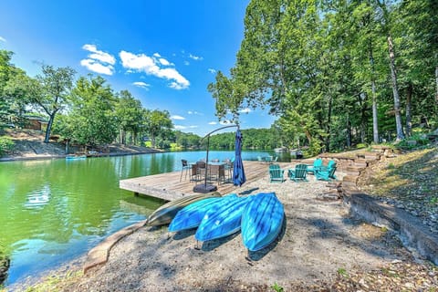 4 kayaks available for guest use. (The green one takes on a little water so your feet will get wet). Life vests and paddles are in the garage. 