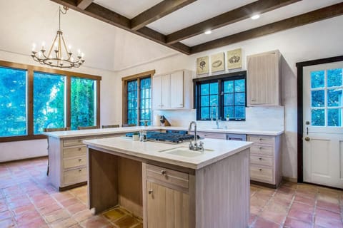 Eat-In Chef's Kitchen