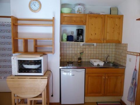 Fridge, oven, coffee/tea maker