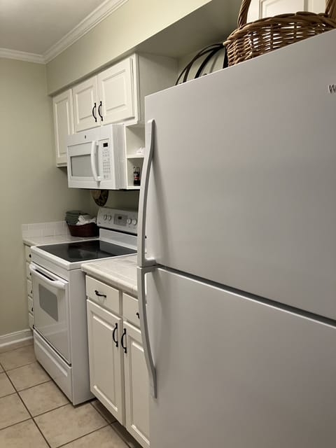 Full-size fridge, microwave, oven, stovetop