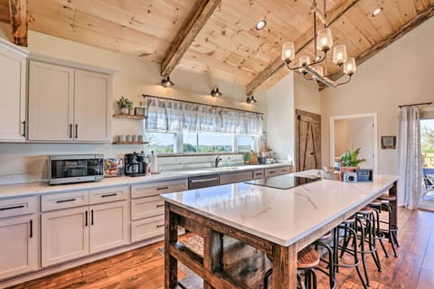 Fully Equipped Kitchen | Breakfast Bar | Drip Coffee Maker | Cooking Basics