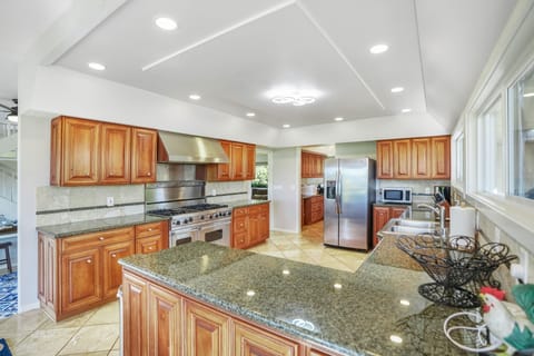 Fully Stocked Gourmet Kitchen