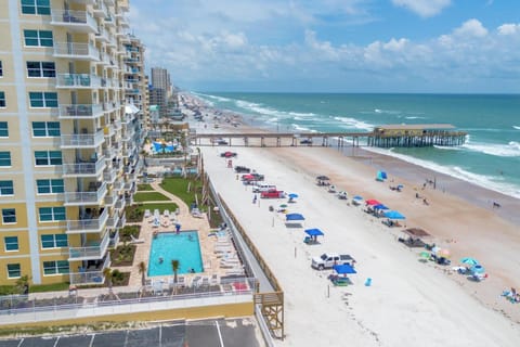 Beach nearby, sun loungers, beach towels