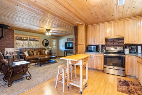 Private kitchen | Fridge, microwave, oven, stovetop