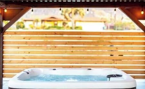[Patio]Hot tub with plenty of space for 6 adults.