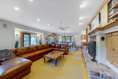 Private lakefront home with private hot tub, WiFi, central AC, & fireplace House in Lake Rescue