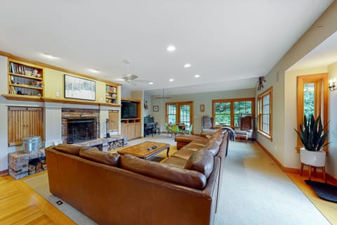 Private lakefront home with private hot tub, WiFi, central AC, & fireplace House in Lake Rescue
