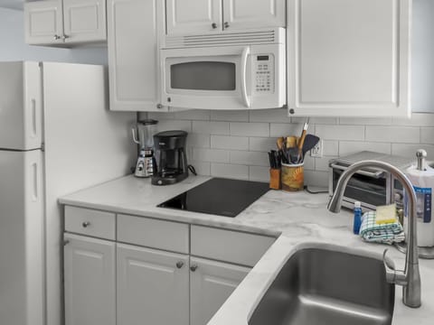 Island Surf #11 Studio Kitchen