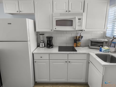 Island Surf #11 Studio Kitchen