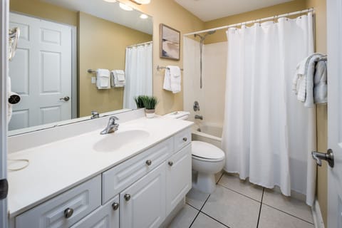 Combined shower/tub, towels