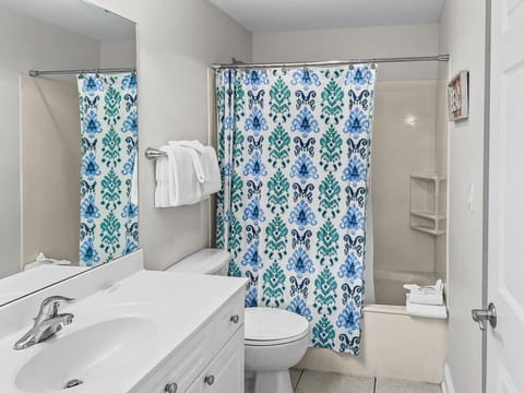 Combined shower/tub, towels