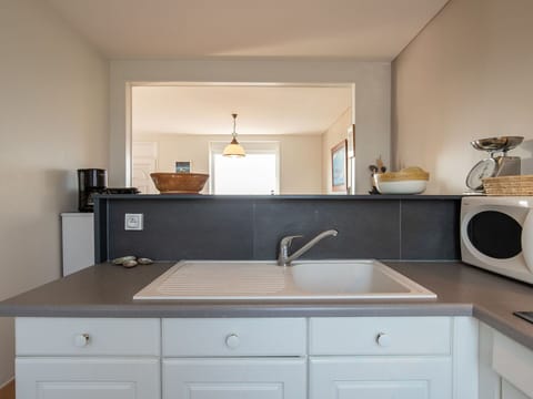 Countertop, Kitchen, Interior Design, Cabinetry, Kitchen Sink, Plumbing Fixture, Sink, Flooring, Tap, Kitchen Appliance