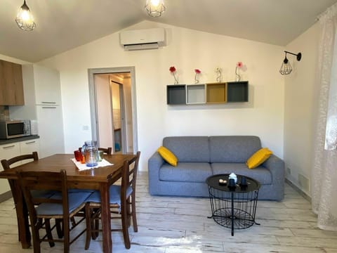 Table, Furniture, Property, Couch, Picture Frame, Wood, Interior Design, Building, Lighting, Chair