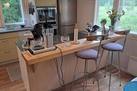 A great user friendly kitchen with everything you will need to create a delicious meal including a breakfast bar. 