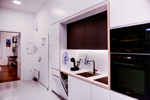 Private kitchen | Fridge, microwave, oven, stovetop