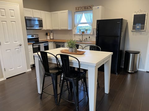 Expandable dining table seats 6.