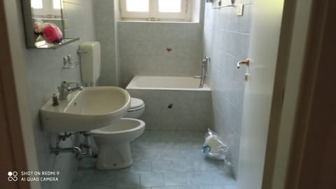 Combined shower/tub, hair dryer, bidet, towels