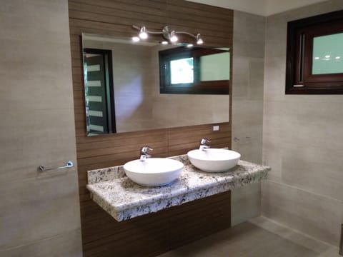 Bathtub, jetted tub