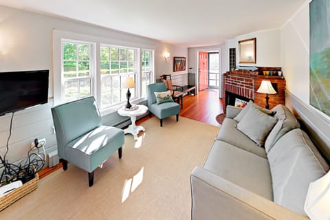 Cottage by the sea in Woods Hole with private beach - near Falmouth & ferry House in Woods Hole