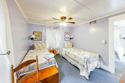 2 bedrooms, iron/ironing board, internet, bed sheets