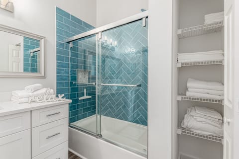 Combined shower/tub, hair dryer, towels