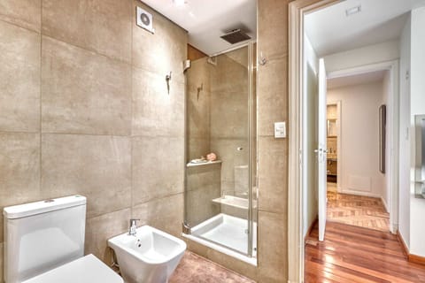 Combined shower/tub, hair dryer, bidet, towels