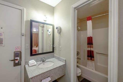 Combined shower/tub, hair dryer, towels