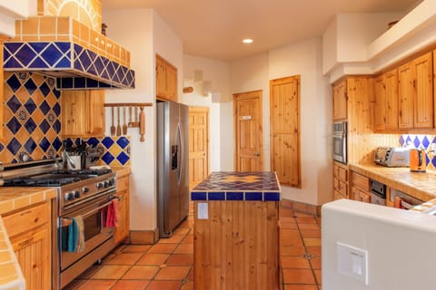 Oversized kitchen w/ industrial stove and oven