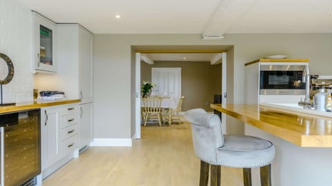 The Farmhouse Kitchen - StayCotswold
