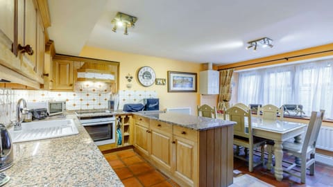 Middle Gable Kitchen/Dining Room - StayCotswold