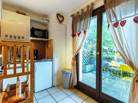 Property, Window, Wood, Curtain, Interior Design, Architecture, Living Room, Floor, Shade, Flooring