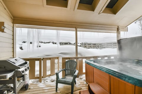 Indoor spa tub