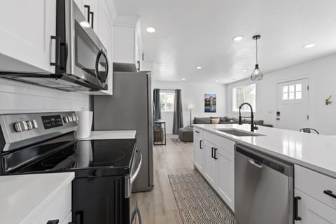 Private kitchen | Fridge, microwave, oven, stovetop