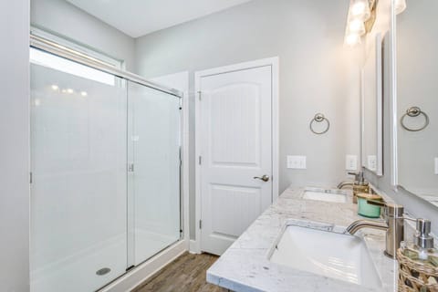 Combined shower/tub, hair dryer, towels