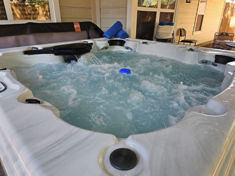 Indoor spa tub