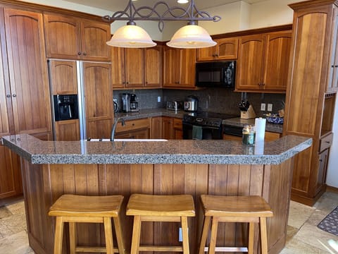 2nd floor: Large kitchen island with bar stools
