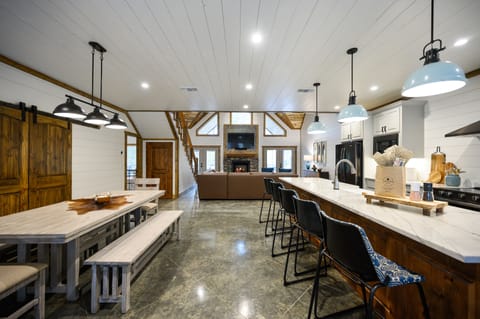 An open concept when you enter the cabin!