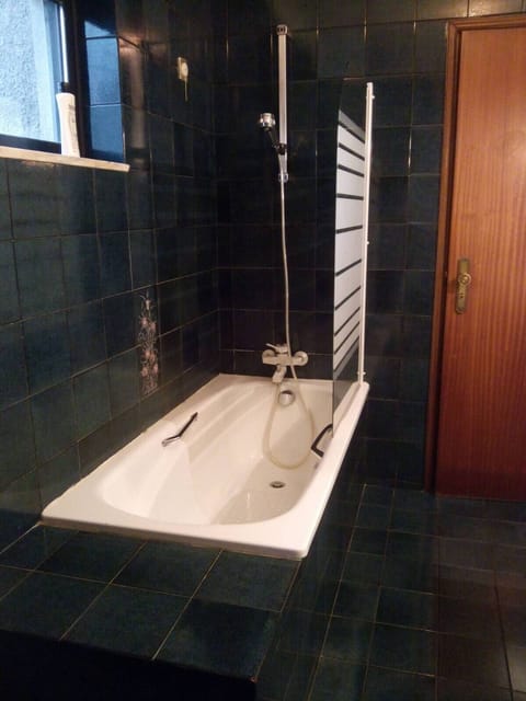 Combined shower/tub, hair dryer, bidet, towels