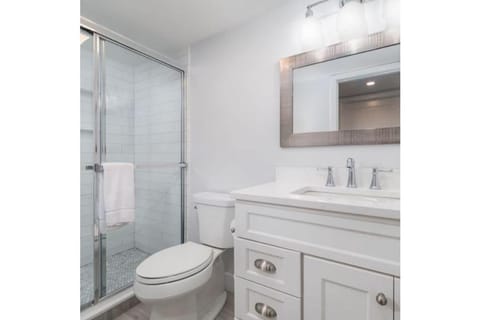 Combined shower/tub, towels