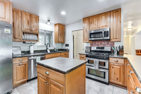 Kitchen | Cooking Basics | Keurig Coffee Maker | Blender | Toaster