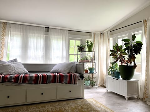 “This little house was so cute and homie”
- C (former guest) 