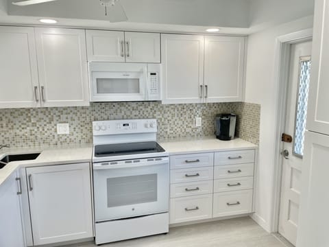 Fully furnished kitchen. 