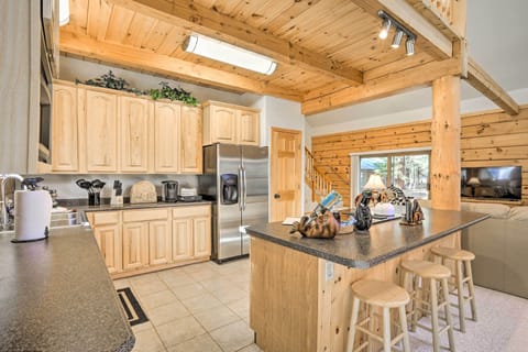 Fully Equipped Kitchen | Breakfast Bar