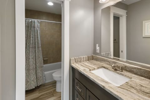 Combined shower/tub, towels