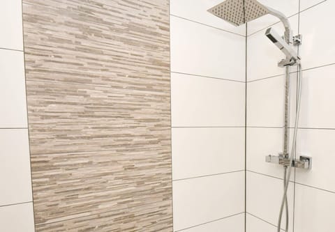 Combined shower/tub, hair dryer, towels, soap