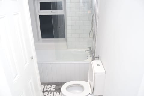 Combined shower/tub, towels