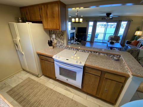 A view of the lake from the kitchen too! 